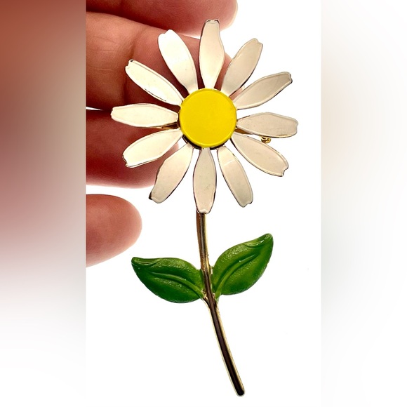 Vintage Gold Tone and Enamel Floral Flower Daisy Brooch Pin - Picture 4 of 5